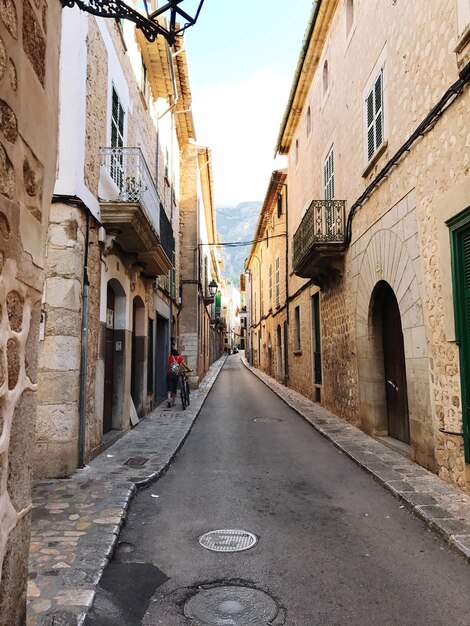 Foto callejón estrecho en medio de los edificios de la ciudad