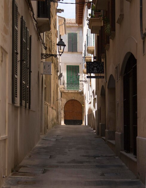 callejón estrecho en medio de los edificios de la ciudad