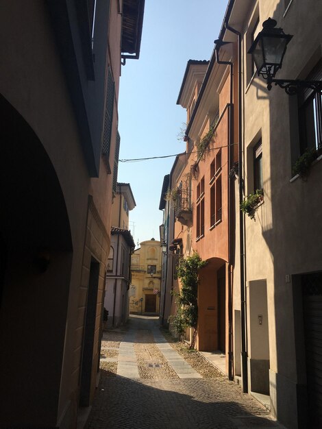 Foto callejón estrecho en medio de los edificios de la ciudad