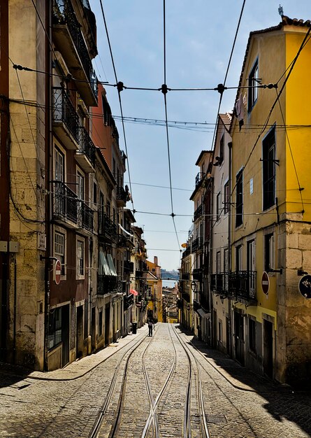 callejón estrecho en medio de los edificios de la ciudad