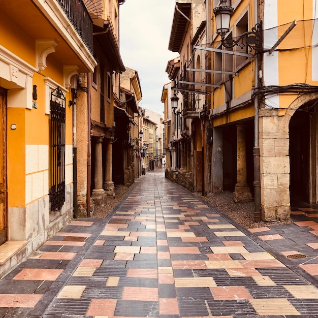 callejón estrecho en medio de los edificios de la ciudad