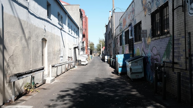 Foto callejón estrecho en medio de los edificios de la ciudad