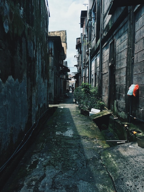 Foto callejón estrecho en medio de los edificios de la ciudad