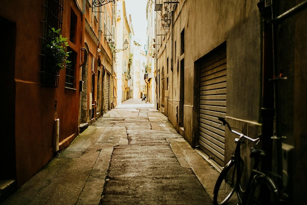 Foto callejón estrecho en medio de edificios