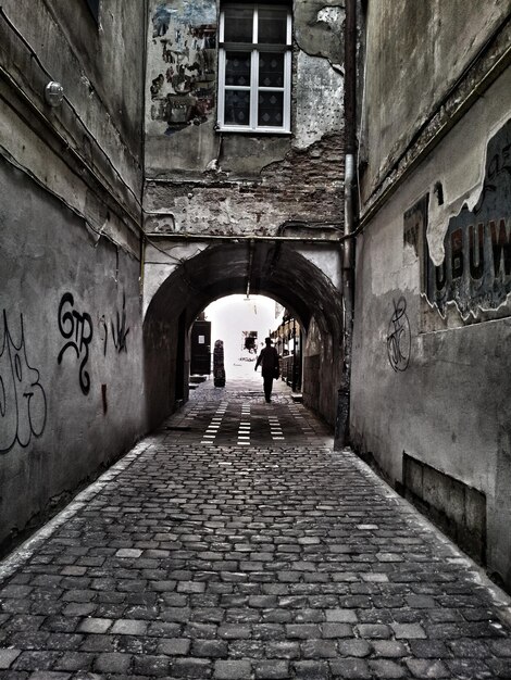 Foto un callejón estrecho en un viejo túnel.