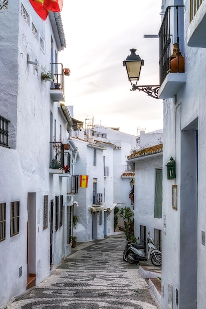 callejón en medio de edificios en la ciudad