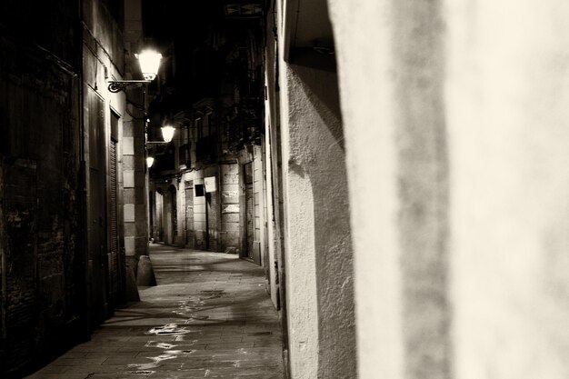 Foto callejón vacío a lo largo de los edificios