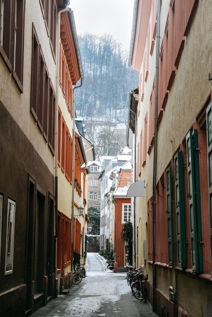 Foto callejón vacío en medio de edificios en la ciudad durante el invierno