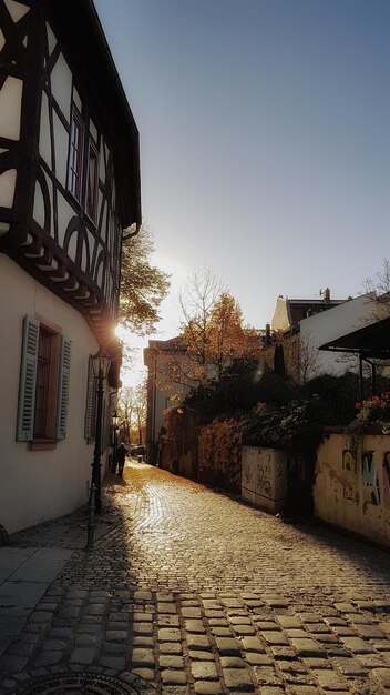 Un callejón vacío en medio de los edificios de la ciudad.