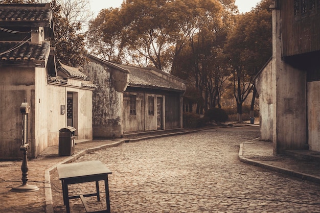 Foto un callejón vacío en medio de edificios en la ciudad.