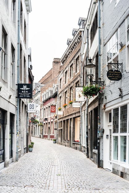 Un callejón vacío en medio de los edificios de la ciudad