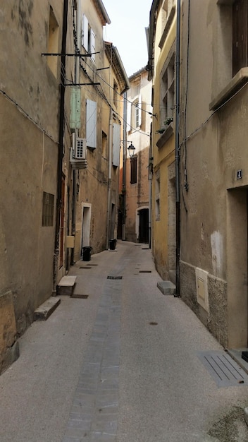 Un callejón vacío en medio de los edificios de la ciudad