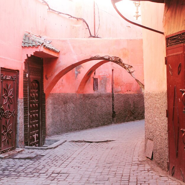 Foto un callejón vacío en medio de los edificios de la ciudad