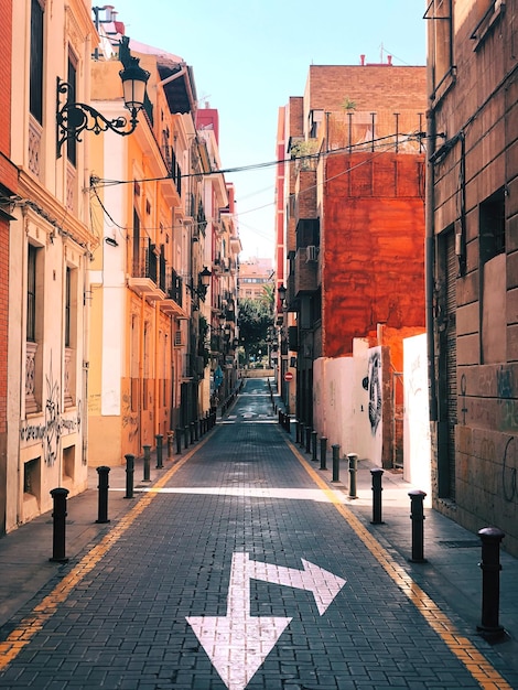 Foto un callejón vacío en medio de los edificios de la ciudad