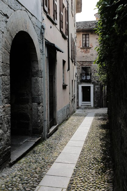 Callejón vacío en medio de edificios en la ciudad