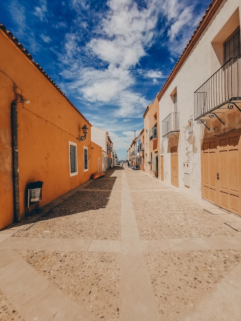 Un callejón vacío en medio de edificios en la ciudad.