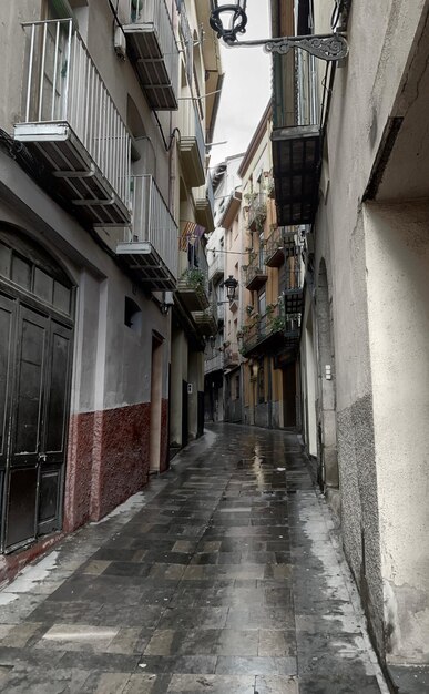 Un callejón vacío en medio de edificios.