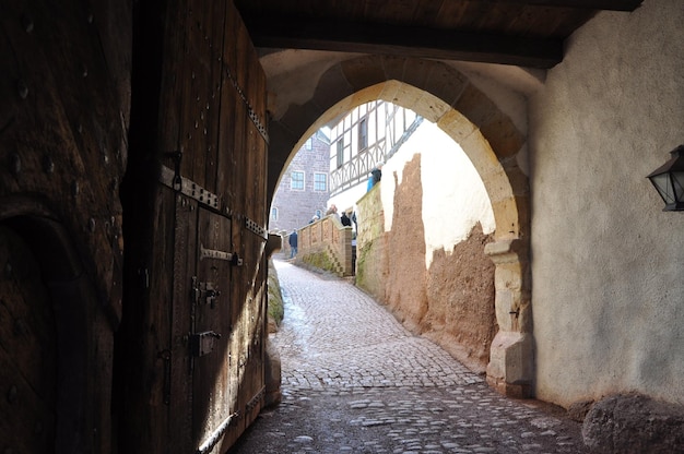 Un callejón vacío en medio de edificios.