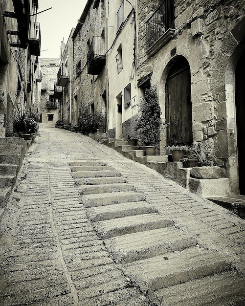 Foto un callejón vacío en medio de viejos edificios.