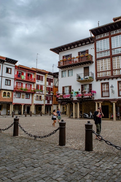 Callejuela de Hondarribia con sus coloridas y pintorescas casas