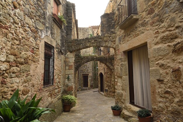 Calles y arco del casco antiguo de la villa medieval de Pals, provincia de Girona, Cataluña, España