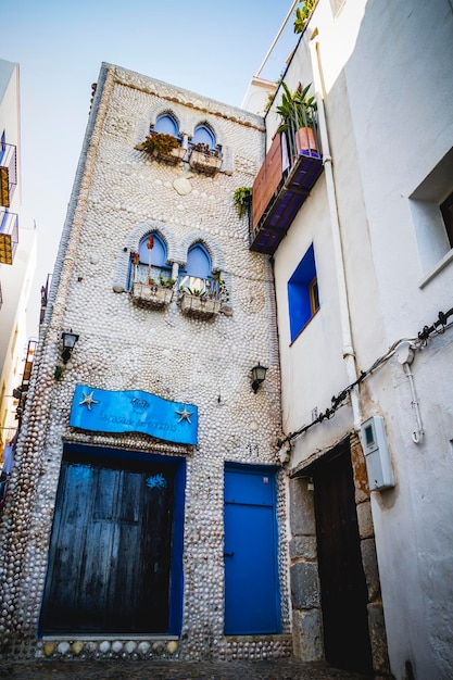 calles y arquitectura a lo largo de la ciudad costera mediterránea en España