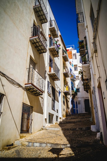 calles y arquitectura a lo largo de la ciudad costera mediterránea en España
