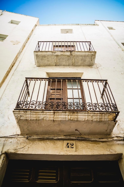 calles y arquitectura a lo largo de la ciudad costera mediterránea en España