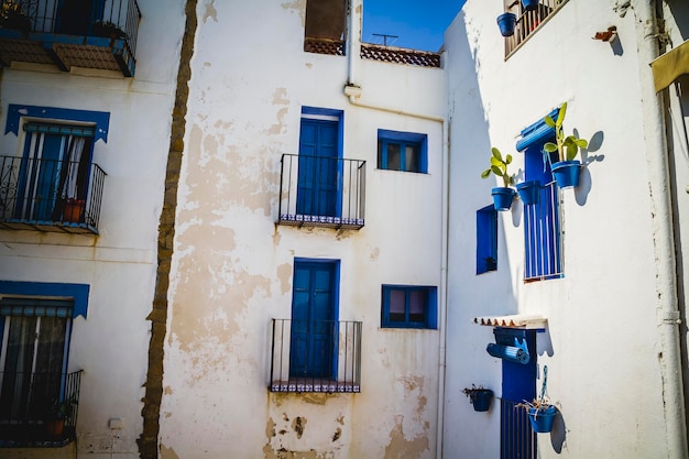 calles y arquitectura a lo largo de la ciudad costera mediterránea en España