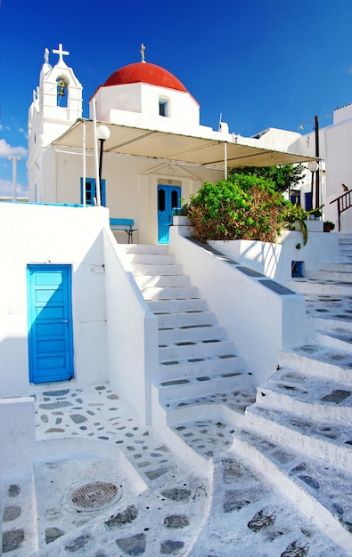 Calles blancas tradicionales de las islas griegas - Mykonos, Cyclades