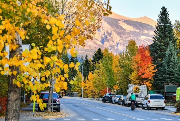 Las calles de Canmore, cerca del parque nacional de Banff y una de las ciudades más famosas de Canadá