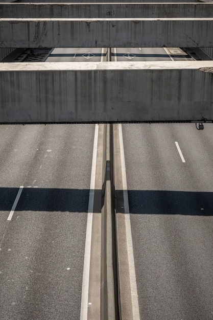 Foto calles carreteras con líneas blancas construidas con asfalto y hormigón armado