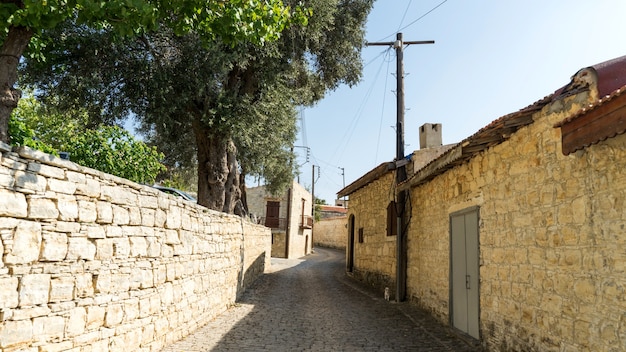 Calles y casas antiguas en el tradicional pueblo de Lofu. Distrito de Limassol, Chipre.