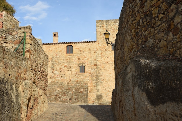 Calles del casco antiguo del pueblo medieval de Pals, provincia de Girona, Cataluña, España