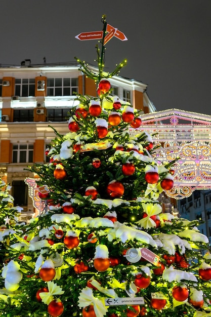 Las calles de la ciudad decoradas con árboles de Navidad y guirnaldas durante la víspera de Año Nuevo La tormenta de nieve