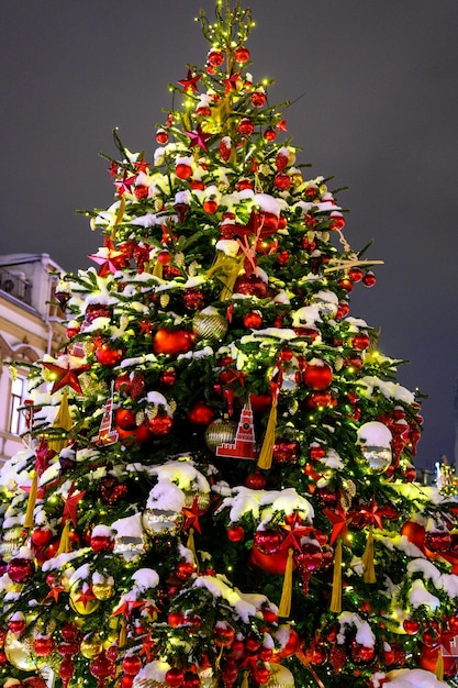Las calles de la ciudad decoradas con árboles de Navidad y guirnaldas durante la víspera de Año Nuevo La tormenta de nieve