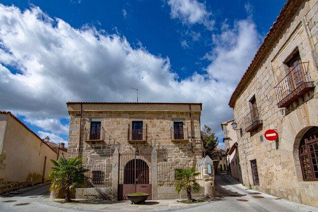 Calles y edificios del pueblo medieval de Ledesma Salamanca