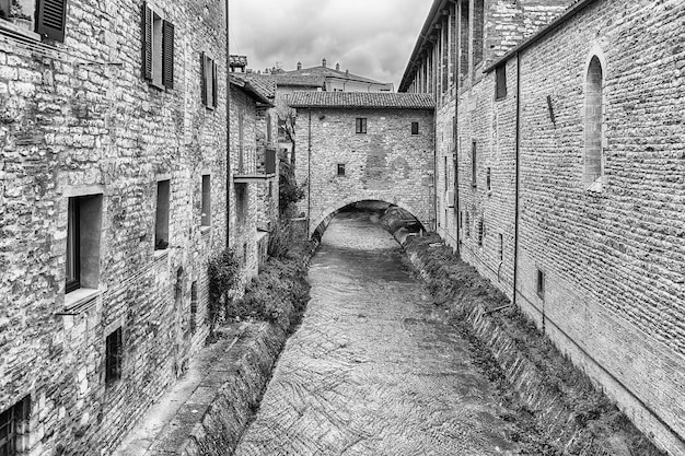 Calles escénicas de la ciudad medieval de Gubbio Umbría Italia