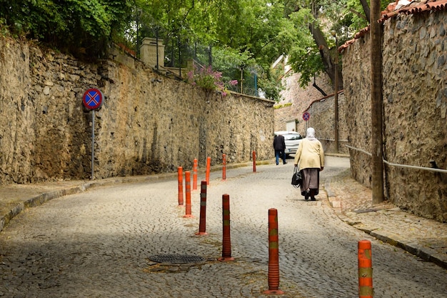 Las calles de Estambul, una anciana local caminando por la calle en Estambul, Turquía