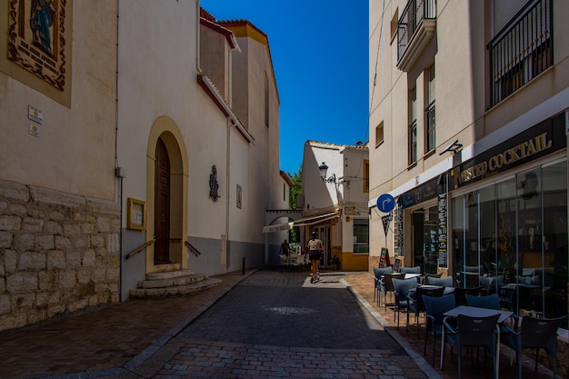 Foto calles estrechas en el casco antiguo de benidorm españa en un cálido día de verano