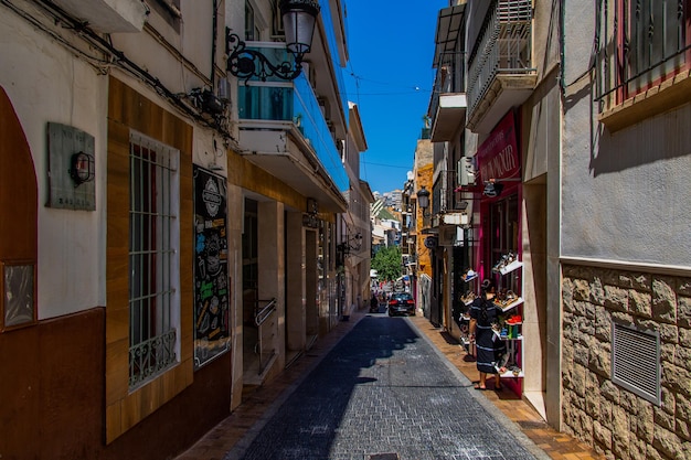 Foto calles estrechas en el casco antiguo de benidorm españa en un cálido día de verano