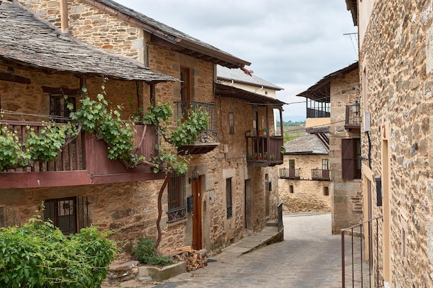 Foto las calles estrechas de la ciudad medieval de puebla de sanabria en zamora, españa