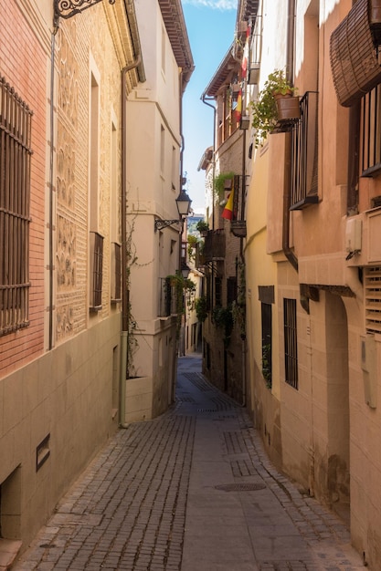 Calles estrechas de la ciudad de Toledo en España