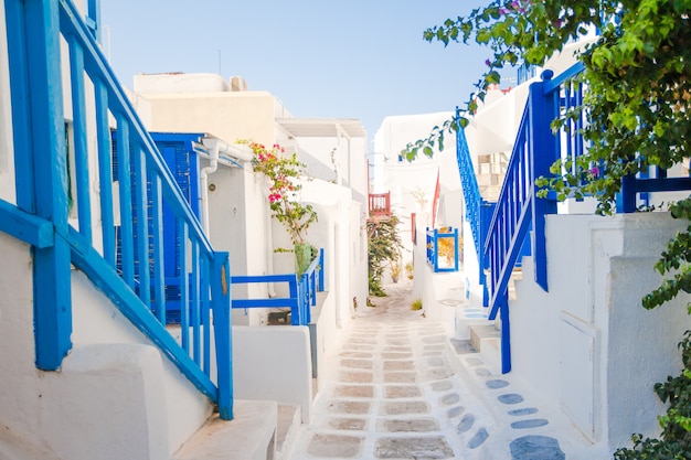 Las calles estrechas de la isla con balcones azules, escaleras y flores.