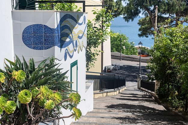 Calles estrechas en el sur de Italia la ciudad de Erce Costa de Amalfi El camino hacia el mar Pasos entre antiguas casas blancas Estado de ánimo de verano