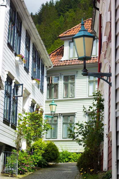 Calles de la famosa ciudad noruega de Bergen con las tradicionales casas blancas