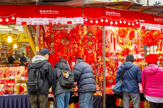 Las calles del Festival de Primavera chino venden coplas escritas a mano de los calígrafos del Festival de Primavera