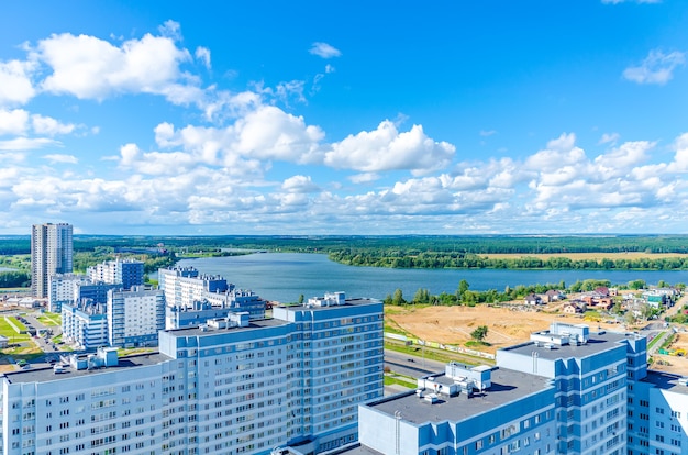 Calles de Minsk a vista de pájaro. Vuelo de un quadrupter.