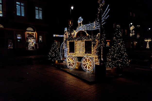 calles por la noche con decoraciones para Navidad Varsovia Polonia en el centro de la ciudad