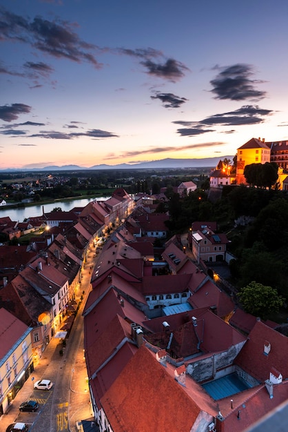 Calles de Ptuj y Ptuj Castle en Eslovenia al atardecer